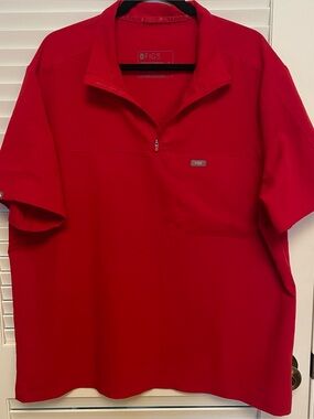 Figs red scrub top with pockets
Size XL